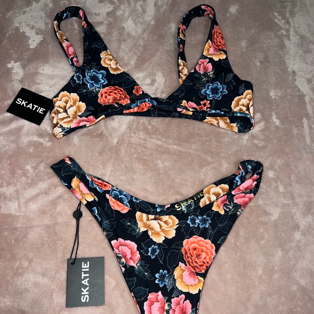 Woman’s skatie bikini